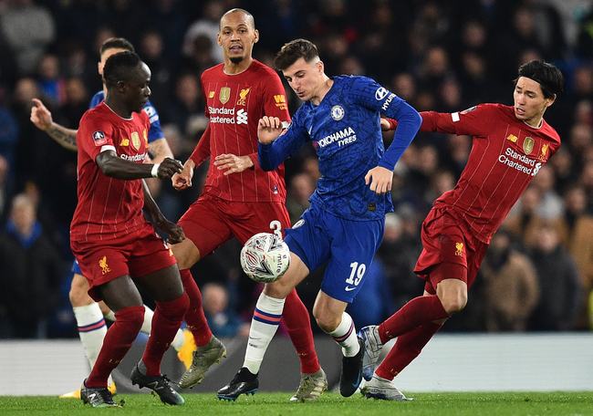 看台视角欣赏孙兴慜的任意球直接破门，球迷已经预感...