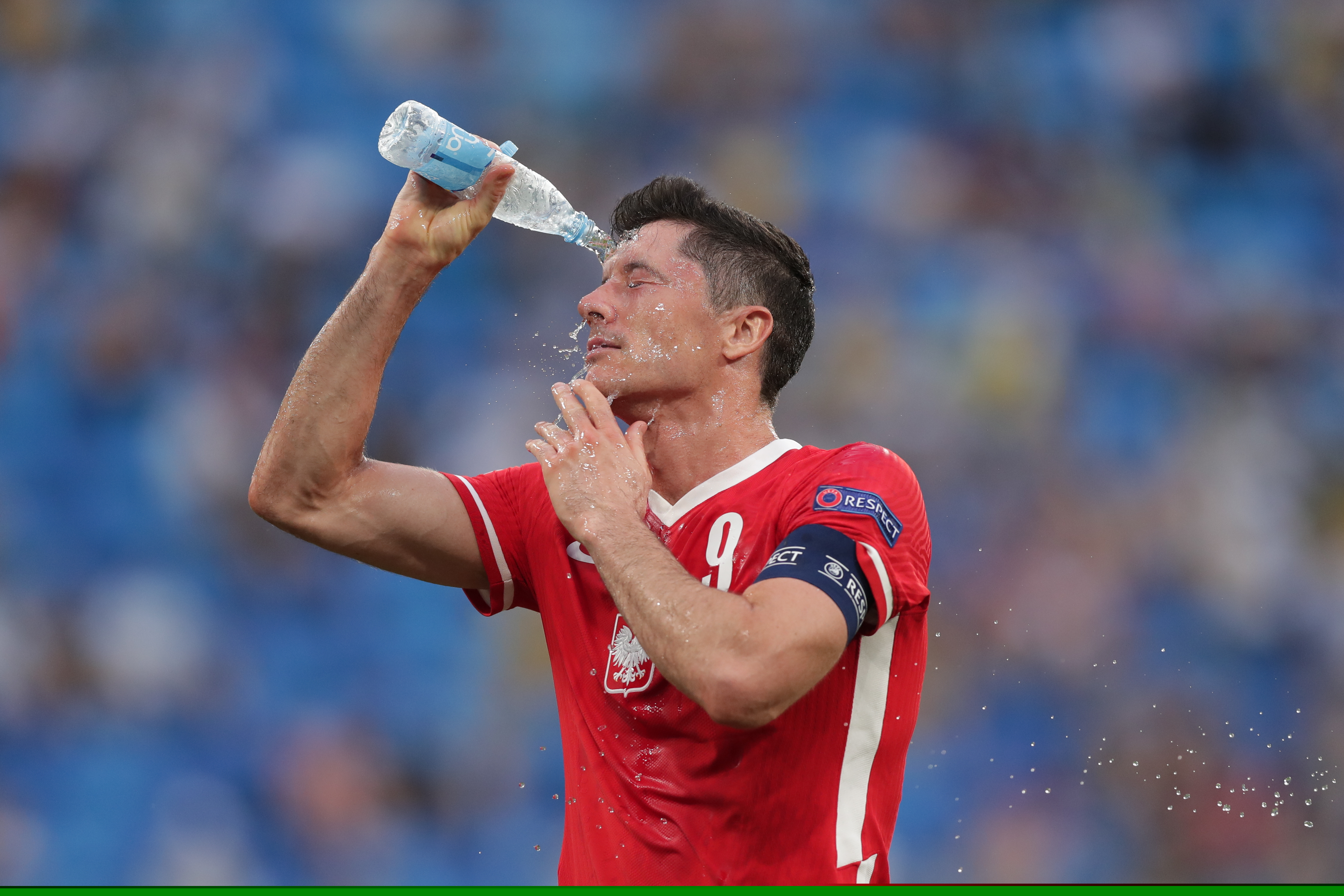 上海市政府向海港赠送冠军贺礼：木雕雄鹰和冠军奖杯刺绣