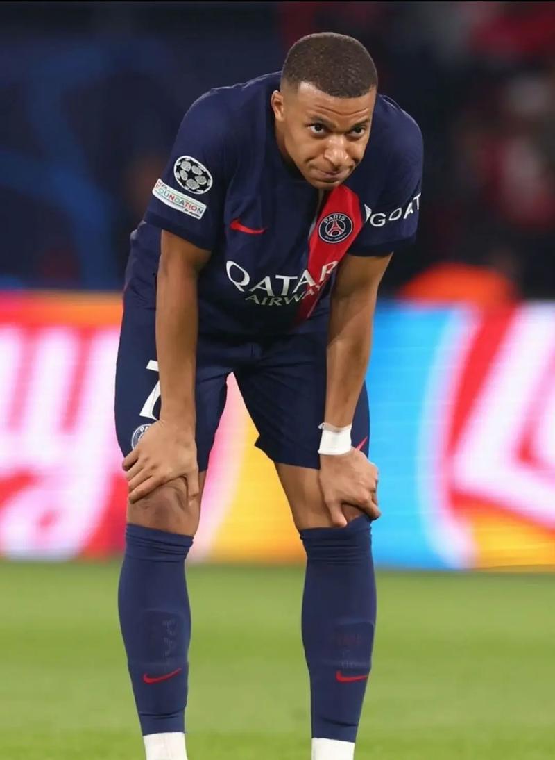 曼城大胜桑德兰，积分榜差距缩小