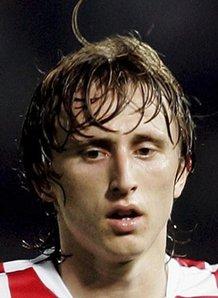 国脚中场精准传球，撕开对手防线