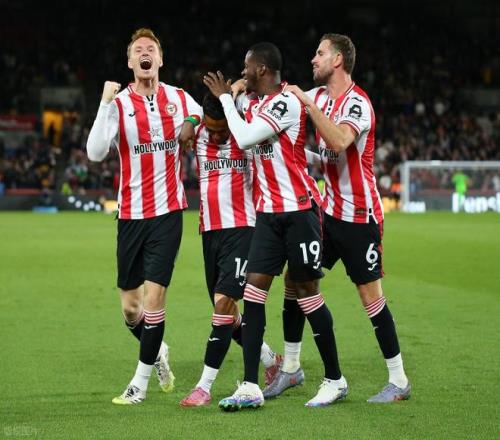 保罗生涯总助攻和抢断皆排名历史第二，仅次于斯托克顿