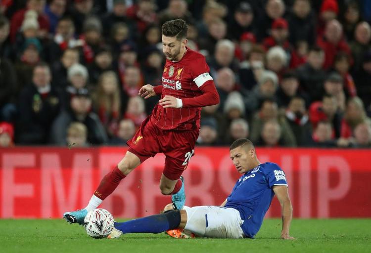 气得双手握拳！